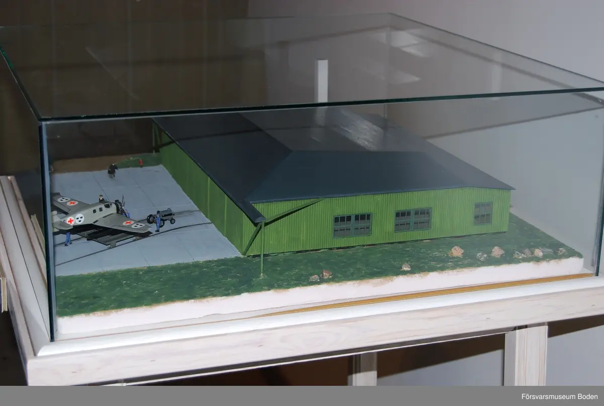 Med Junkers W 34 försedd med pontoner. Skala 1/100, byggd av K-E Almén.