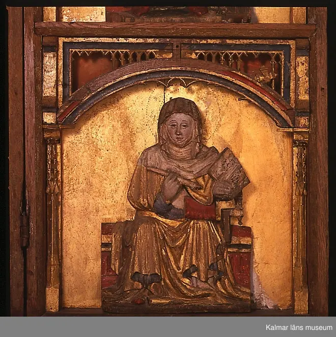 KLM 39477. Altarskåp. Av ek. Triptyk med bemålning och förgyllning. I korpus finns tre skulpturer, i mitten Sankt Olof flankerad av apostlarna Petrus och Paulus. Varje dörr är avsedd för två reliefer placerade i nischer över varandra, en av relieferna är den heliga Birgitta. Skåpets vänstra dörr är rekonstruerad. En relief saknas i den vänstra dörren. Den högra dörren har på utsidan rester av bemålning, rött och grått med små svarta stjärnor. Hela skåpet är konserverat vid ett par tillfällen.