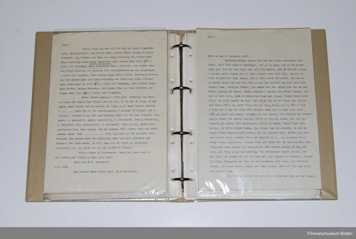 Album innehållande fotografier med utförliga texter, tjänstgöringsintyg, ryska brev (översatta) och liknande sammanställda av Karl Lindskog. Författaren tjänstgjorde vid Märkäjärvi och enligt honom kan albumet ses som ett komplement till kamraten Ragnar E. Naess bok "Marschen till Märkäjärvi" (1940). Fotografierna är i de flesta fallen tagna av furir Rosenquist enligt kommentar i albumet. På slutet finns en redogörelse för en beredskapsplacering i Värmland efter hemkomsten från Finland.