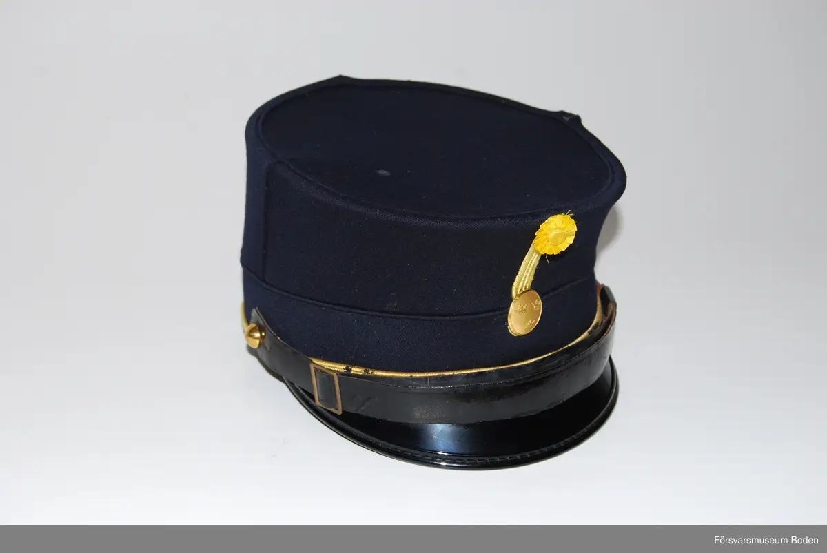 Mörkblått kläde med gult beläggningssnöre för manskap runt den nedre kanten, baktill format till ögla. Ingen lodrät galon på sidan, vilket kom först efter 1923 för sergeanter. Framtill guldfärgat mössmärke för underofficerare, och ovanför detta gula beläggningssnören och sidenkokard. Mössremmen fäst på sidorna med kulknapp för manskap modell mindre. Märkt med initialerna G.L. inuti kullen.