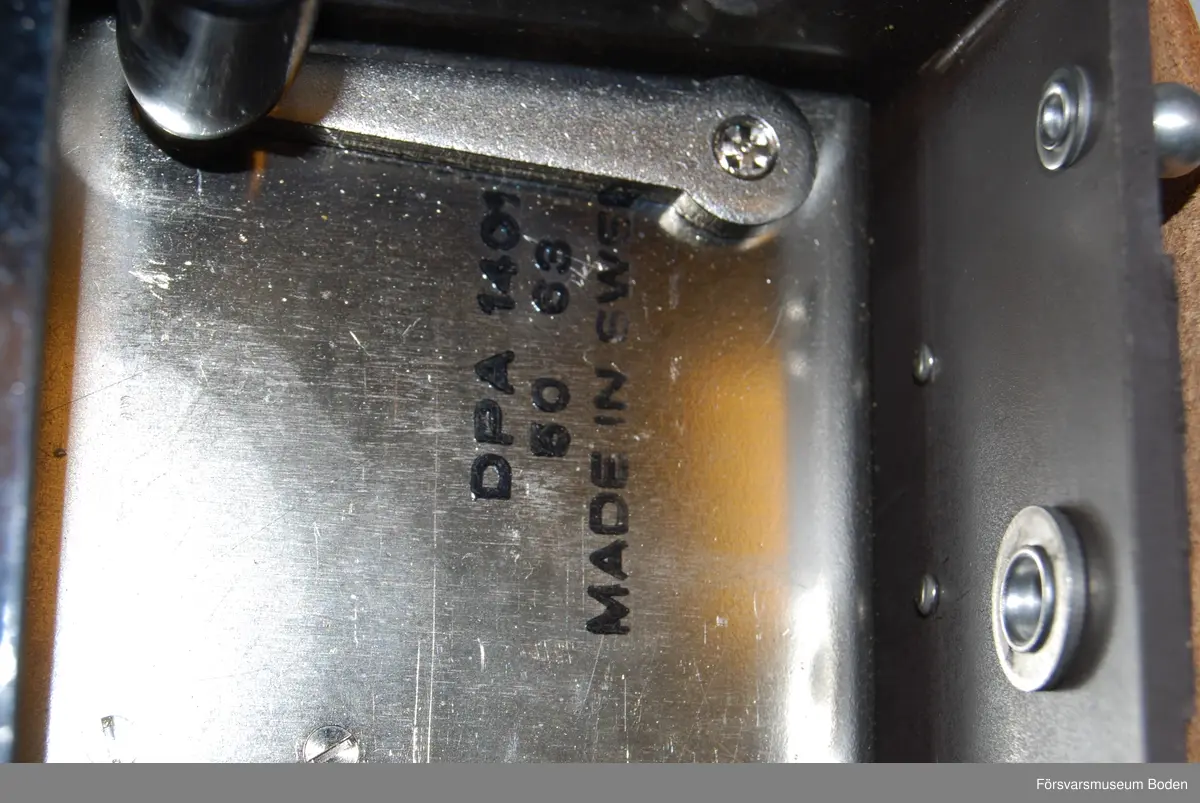 Ny i öppnad kartong. Telefonapparat m/1937 utan LB/CB-omkopplare och klyka. Tillverkad under vecka 50 1963 enligt stämplar på chassi och emballage. Inget synligt serienummer i övrigt.