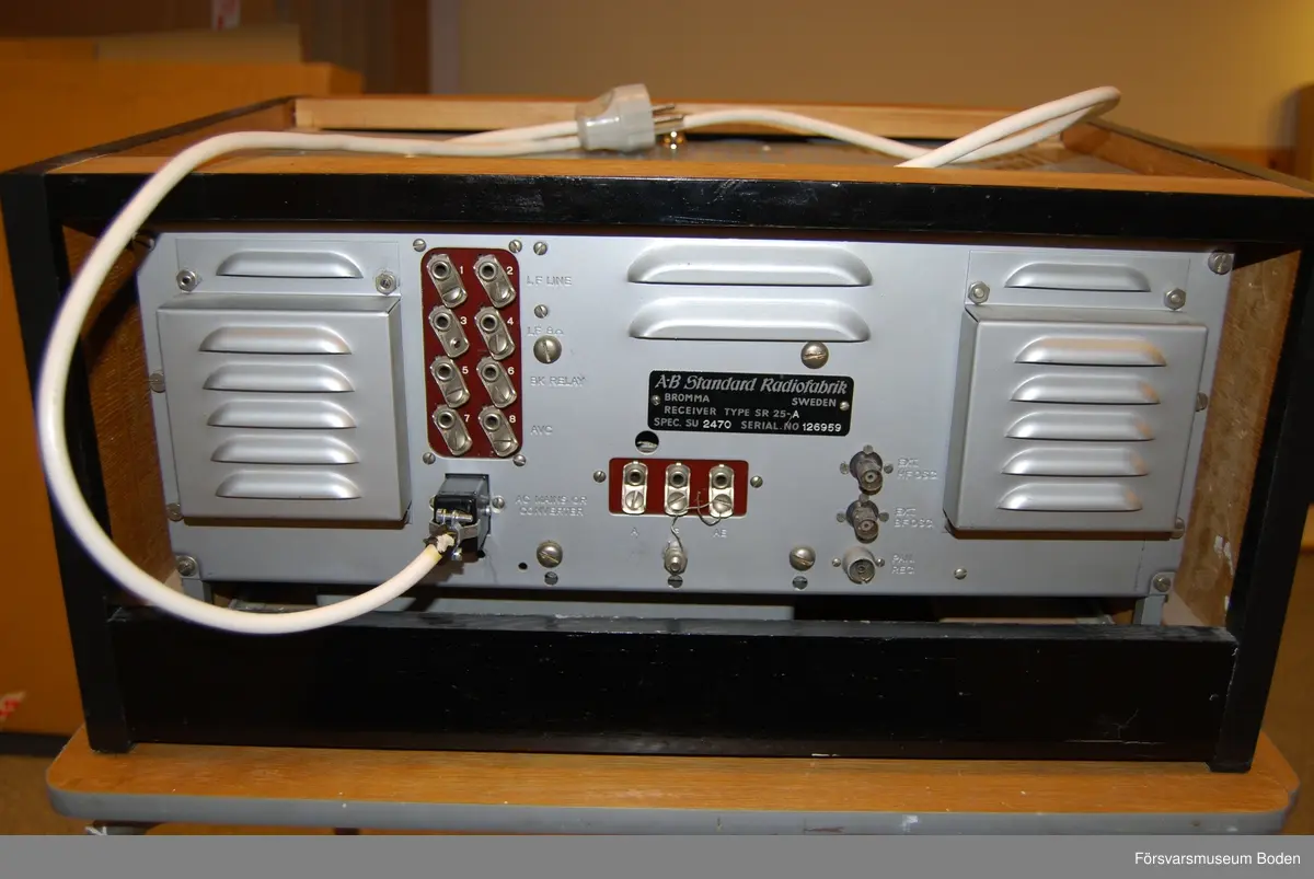 16-rörs radiomottagare av superheterodyntyp med sex frekvensband mellan 0,52-30 MHz. Monterad i trähölje 52,5 x 26 x 38 cm. Serienr 126959. Kopierad manual daterad juni 1956 finns i medföljande pärm.
