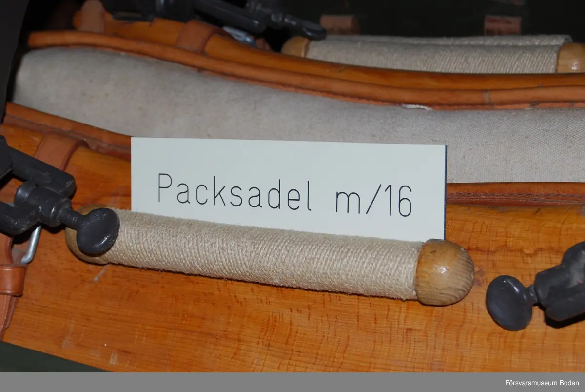 Veterinärpacklådor (för häst) samt läderfodral med verktyg är monterade på packsadeln.