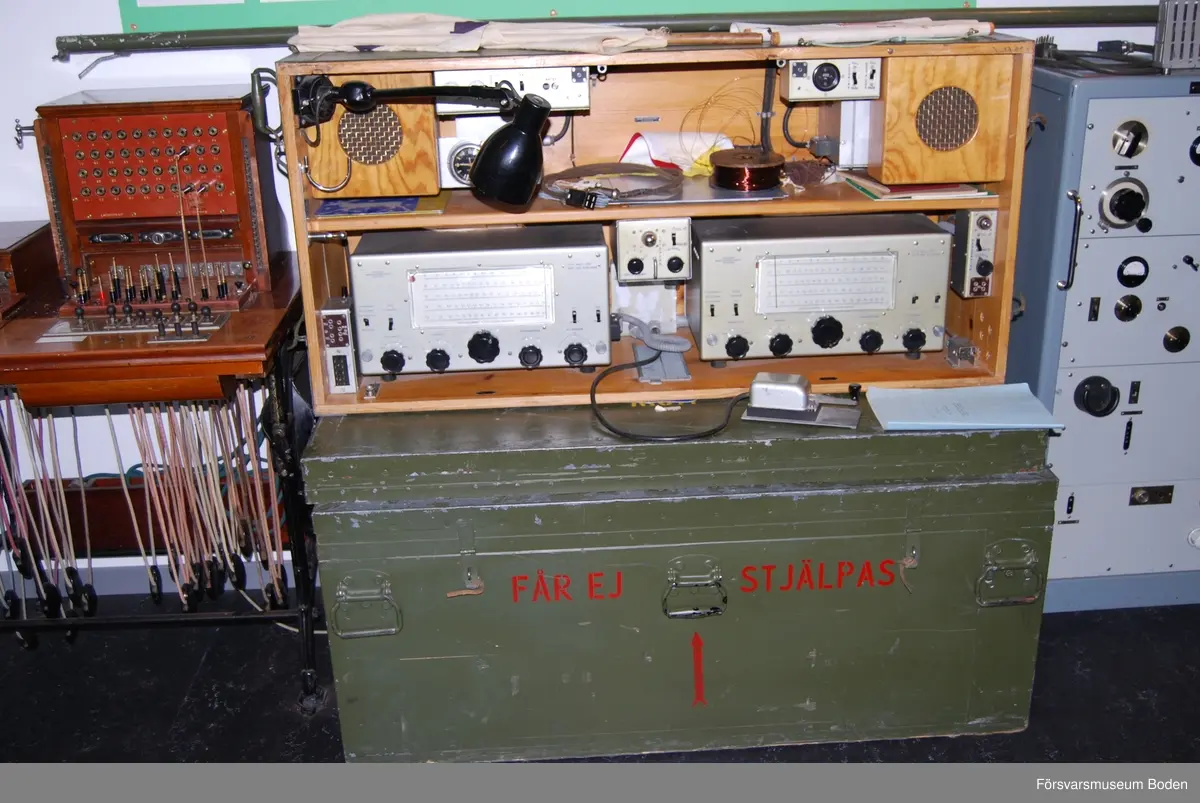 Endast sändare och mottagare med tillhörande transportlådor (komplett radiostation består dessutom av materiellåda, 2 st ackumulatorlådor, generatorlåda och ledningsstolpar, totalt 7 kolli). Mottagarlådan innehåller två mottagare av typ MKL 941, och sändarens typbeteckning är CT 100 B.
