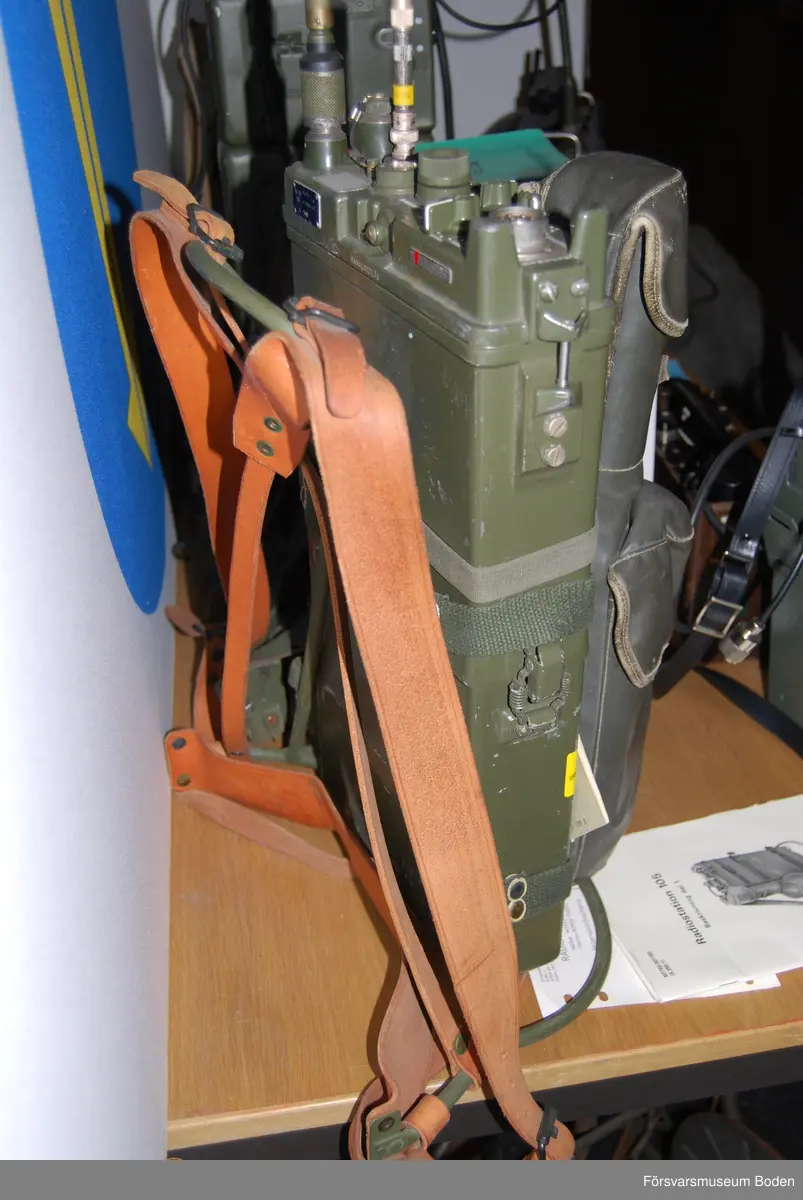 Med batterilåda, packficka och bärmes. Marschantenn sitter monterad.