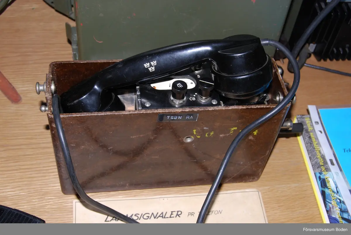 Telefonapparat m/1937 modifierad med klyka på 1950-talet, varvid modellåret ersattes av beteckningen MT (Med Tillbehör).