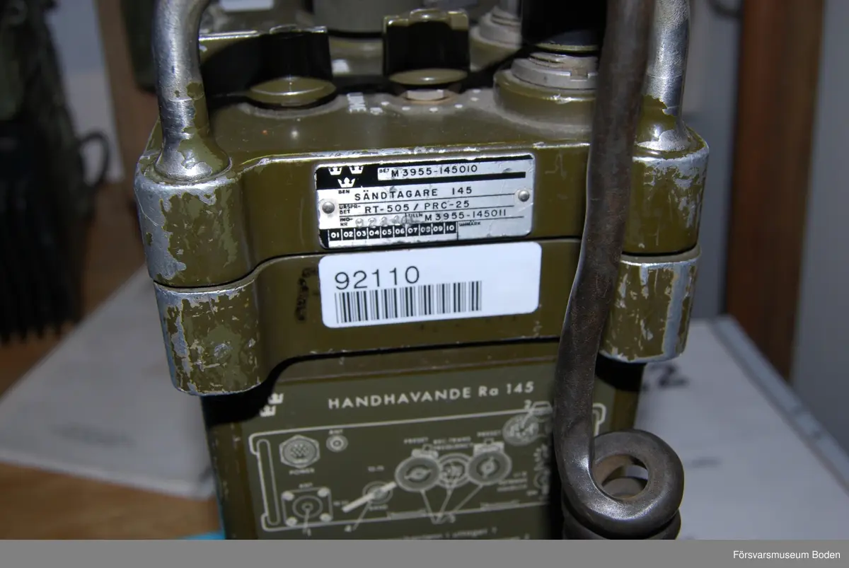 Antenn och handmikrotelefon monterade. Batterilåda i botten.