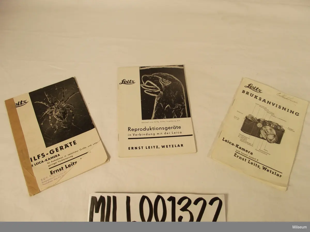 Leica-kamera med tillbehör enligt brev 1996-05-22.

* 1 st kamera nr 286362 med fodral
* 2 st objektiv: Summer 5 = 5 cm 1:2 nr 382142     och Elmar f = 9 cm 1:4 nr 757426
* 1 st motljusskydd
* 1 st gulfilter
* 2 st försättslins
* 1 st självutlösare
* 2 st mellanringar. Summar- Elmar 5 cm M 1:3 och M 1:1,5
* 3 st laddningsbara kassetter för film
* 1 st trebensstativ med fodral
* 1 st kamerastativ för närbildstagning
* 1 st kopieringsapparat med fodral
* 1 st bruksanvisning på svenska
* 1 st instruktion för närbildstagning (tyska)
* 1 st instruktion för reprofotografering (tyska)
* 1 st hållare för försättslinser
* 1 st sökare (Universal)Ernst Leitz Werzlar