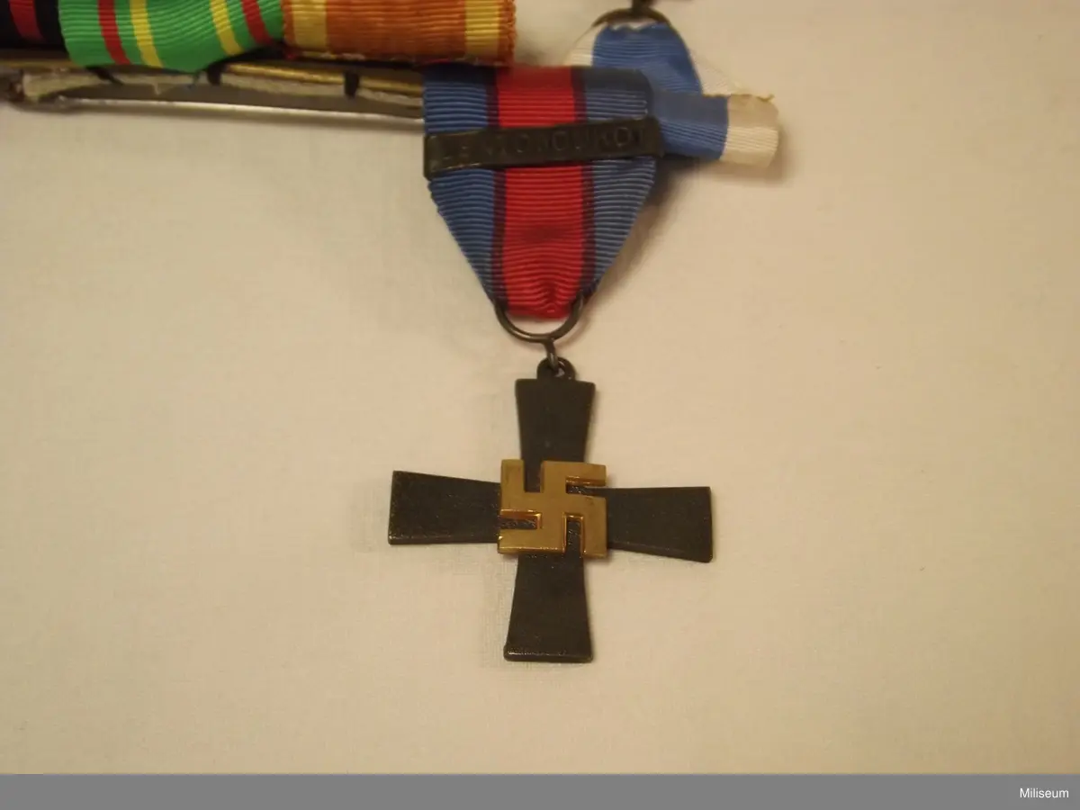 Sex stycken medlajer med anknytning till Finska Vinterkriget 1939-1940 
Från höger till vänster:

1. Förtjänstmedalj för Skyddskåren 
2. Minneskors för Flygvapnet 
3. Frihetsmedalj "Suomen Kansalta 1939"
4. Lapplandskorset 
5. Minnesmedlaj från Finska Vinterkriget 
6. Frivilligkorset för Föbrundet Svenska Finlandsfrivilliga