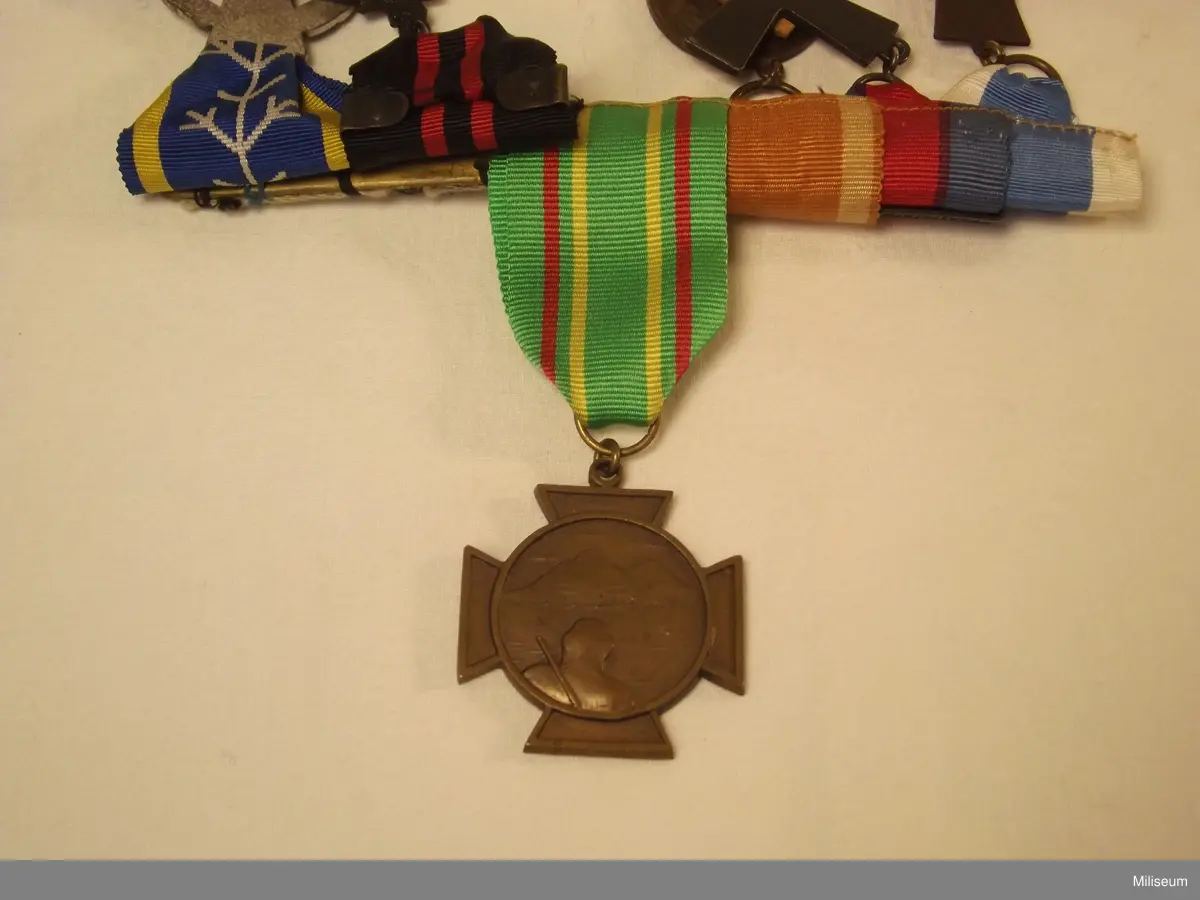 Sex stycken medlajer med anknytning till Finska Vinterkriget 1939-1940 
Från höger till vänster:

1. Förtjänstmedalj för Skyddskåren 
2. Minneskors för Flygvapnet 
3. Frihetsmedalj "Suomen Kansalta 1939"
4. Lapplandskorset 
5. Minnesmedlaj från Finska Vinterkriget 
6. Frivilligkorset för Föbrundet Svenska Finlandsfrivilliga