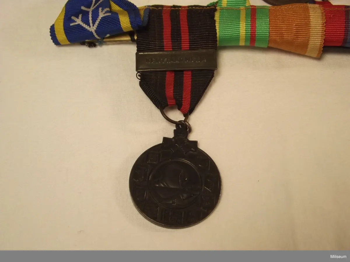 Sex stycken medlajer med anknytning till Finska Vinterkriget 1939-1940 
Från höger till vänster:

1. Förtjänstmedalj för Skyddskåren 
2. Minneskors för Flygvapnet 
3. Frihetsmedalj "Suomen Kansalta 1939"
4. Lapplandskorset 
5. Minnesmedlaj från Finska Vinterkriget 
6. Frivilligkorset för Föbrundet Svenska Finlandsfrivilliga