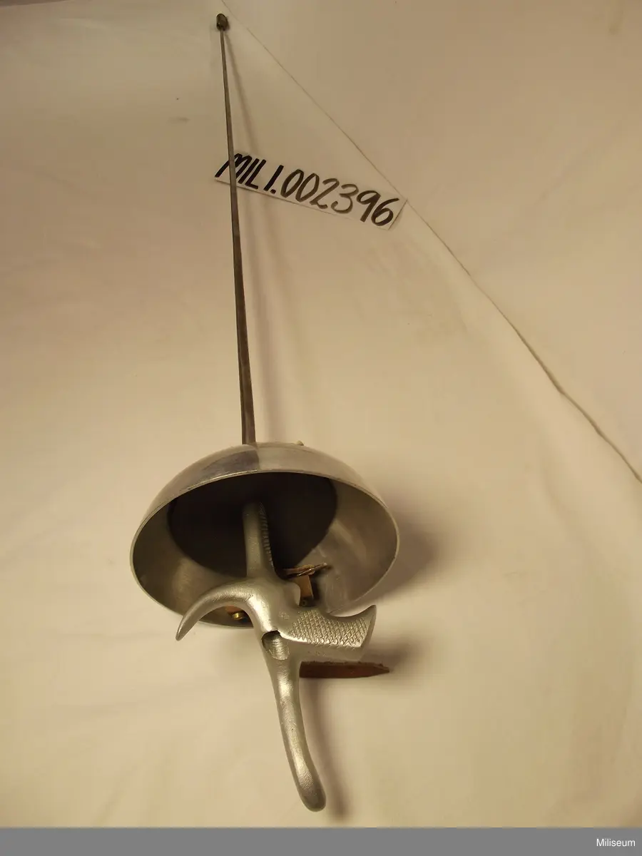 Fäktvärja med spetsskydd av mässing.