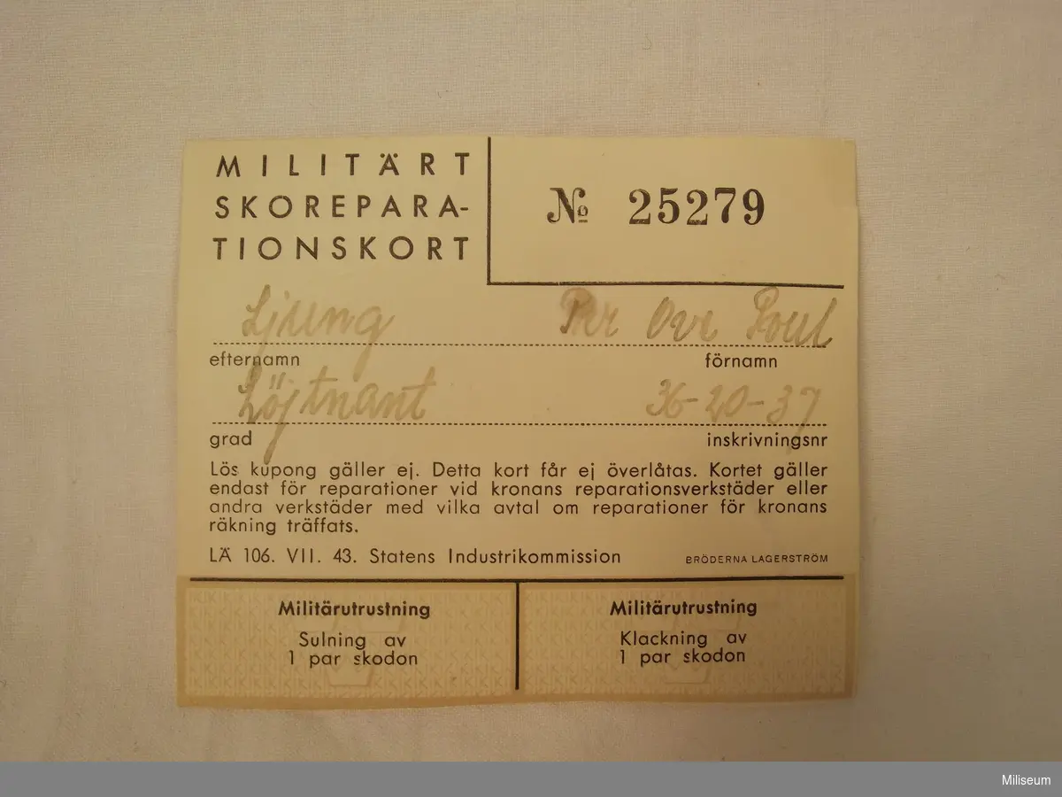Militärt skoreparationskort No. 25279 för Löjtnant Per Ove Poul Ljung.
Två kuponger, en för sulning av 1 par skodon och en för klackning av 1 par skodon.