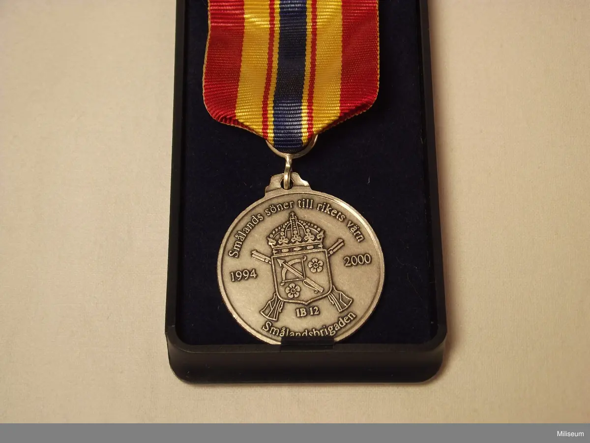 Medalj för Smålandsbrigaden och Smålandsregemente

På framsidan: Smålandsbrigaden - Smålands söner till rikets värn 1994 - 2000.
Baksidan: Smålands regemente I 12/Fo 17 - Smålands söner till rikets värn 1623 - 2000. 

En medalj i naturlig storlek och en i miniatyr med tillhörande fodral.