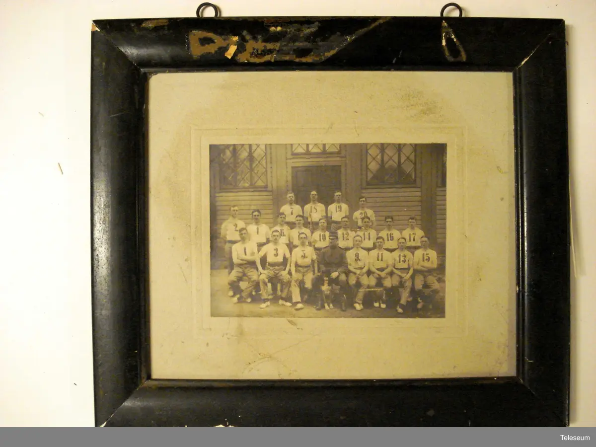 Segrande lag i Garnisonstävlingarna i gymnastik i Stockholm 1913. Kungliga Fälttelegrafkårens lag. Ofiiceren på fotot är Löjtnant Nils Gustav Kantzow med hunden Glan.
Beskrivande text på baksidan, med bl. a. namnen på truppens deltagare.