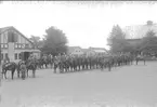 Regementet till häst uppställt på kaserngården söder stallarna för avlämning före sommarmarschen 1931.