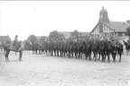 Tropp ur 3. skvadron till häst uppställt på kaserngården söder om stallarna för avlämning före sommarmarschen 1931.