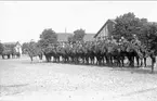 Regementet till häst uppställt på kaserngården söder om stallarna för avlämning före avmarsch till fälttjänstgöring under sommarmarschen 1932.