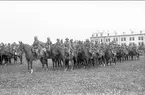 Regementet till häst uppställt på kaserngården söder om stallarna för avlämning före sommarmarschens början 1931. Närmast kamerna löjtnant Lars af Silléns tropp på 3. skvadron.