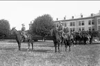 Korum före sommarmarschens början. Avlämning till sekundchefen överste Henry Peyron. Till höger om honom adjutanten löjtnant Sven Littorin . Bakom dem officer till förfogande ryttm. Bertil Sandström.
