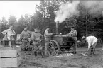 Livskvadronens koktross förbereder utspisning i bivacken vid Tärnet, Hanken, Karlsborg under sommarmarschen 1929. Furir 29/1 Göransson övervakar.