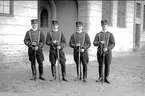 Livhusarer i uniform m/1895 (m/ä) utanför norra valvet på K 3 kasern i Skövde