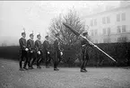 Standaret under inryckning efter deltagande i högtidlighållandet av 4 dec. 1930 i soldathemmet.
