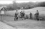 Patrullfälttävlan 1932, mål för orienteringslöpning. 3.skvadronens patrull: löjtnant Melcher Wernstedt, sergeant T. Magnusson m.fl. Målfunktionär är fanjunkare E H Björk.