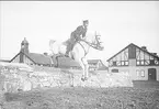 En skvadrons korpralskola. Skolchef löjtnant Gunnar Schildt. Hoppning över stenmuren på östra kaserngården.