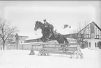 Underlöjtnant Melcher Wernstedts stamrekrytskola övar hoppning i snö på östra kaserngården.