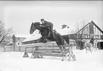 Underlöjtnant Melcher Wernstedts stamrekrytskola övar hoppning i snö på östra kaserngården.