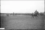 Regementskapplöpningarna 1932 på fältet söder K 3 KASERN. Överlägsen seger, men hård strid i klungan bakom segraren, där ett ekipage gått omkull på släta banan.