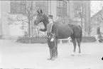 Livhusar i uniform m/1895 (m/ä) med tilldelad stamhäst framför Lundasalen (gymnastiksalsbyggnaden)