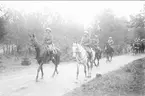 Fördelningsfälttjänstövningen 1934. Förbimarsch för chefen IV arméfördelningen general Testrup av såväl ryttartrupp som cykeltrupp.