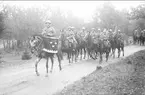 Fördelningsfälttjänstövningen 1934. Förbimarsch för chefen IV arméfördelningen general Testrup av såväl ryttartrupp som cykeltrupp.