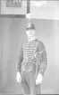 Livhusar i paraduniform m/1895 (m/ä), mössa m/1853 med plym, kavallerisabel m/1893.