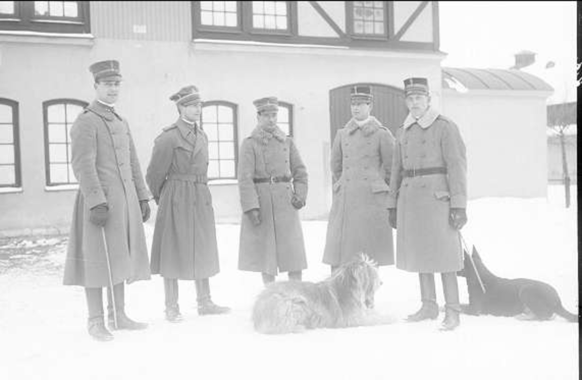 Från höger: Peter von Essen, Sven Littorin, Sven Von Essen, Folke Linton, Carl-Johan Wachtmeister. Alla officerare vid K 3, till höger Sven Littorins hund Caj och framför, Peter von Essens hund Bobby.