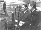 Militärbefälhavaren general Nils Personne inviger K 3 museum i Lundabyggnaden K3, Skövde den 3 december 1976. Nils Personne och museichefen i Utnäslötrummet beundrar överste von Essens tigerschabrak.