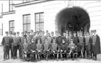 K 3 officerskår utanför valvet K 3, Skövde 1910. Namn på baksidan av fotot.