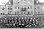 Befälet från vänster på bilden: Korpral Ståhl, furir Karlgren, ryttmästare H Hedenstierna, löjtnant Henrik Lagercranz, korpral Kjellman. Fotot taget  söder K3 kasern. Obs. Uniformsförbistringen armodet efter första världskriget.
