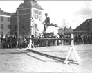 Prishoppning på Kongl. Livgardet till häst kaserngård, Stockholm. Löjnanten vid K 3 Grefve Carl Bonde på Primör. Den nya sitsen börjar snart likna den gamla.