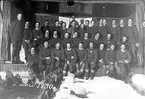 Officersaspirantskolan vid K 3 i Skövde 1929-30. Vinterövningar i Duved 1930, aspirantskolan samlad utanför förläggningen.