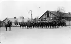 Officersaspirantskolan vid K 3 i Skövde 1929-30. En övnings dag: God morgon aspiranter- god morgon löjtnant  T.o.m. löjtnantens häst deltager i hälsningen.