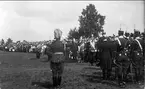 Samling på Sanna Hed augusti 1920 för avtäckning av minnesstenen.