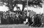 Kamratföreningen (och gamla husarer) paraderar förbi den just avtäckta minnesstenen (augusti1920).