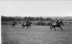 Patrulltävlan 1932, terrängritt. I täten patrullchefen Löjtnant Sven von Essen på Hendy Weapon**.