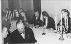 1933 - 1951. Skövde kommuns lunch för Prins Bertil 17/9 1950. Från höger: Walter Sundström - stadsfullmäktiges ordförande, ?,  Prins Bertil, Judith Sundström. Närmast kameran Gösta Bergenstråhle.