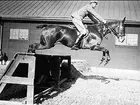 Hoppning på stallplan utanför officersstallet