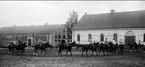 Nedanstående kavalleriofficerare avlade officersexamen på Karlberg 1923 och gick därefter ridskolan på Strömsholm 1924-25. Carl-Axel Stackelberg K 1, Sven Littorin K 3, Nils Frost K 4, Sven Axel Torén K 5, Carl Otto Smith K 6, Erik Wikland K 6. På väg ut till träning i terräng. I bakgrunden officersridhuset (till vänster) och hingstridhuset.