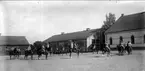 Nedanstående kavalleriofficerare avlade officersexamen på Karlberg 1923 och gick därefter ridskolan på Strömsholm 1924-25. Carl-Axel Stackelberg K 1, Sven Littorin K 3, Nils Frost K 4, Sven Axel Torén K 5, Carl Otto Smith K 6, Erik Wikland K 6. Samling på stallplan. Från vänster officersstall, officersridhus och hingstridhus.